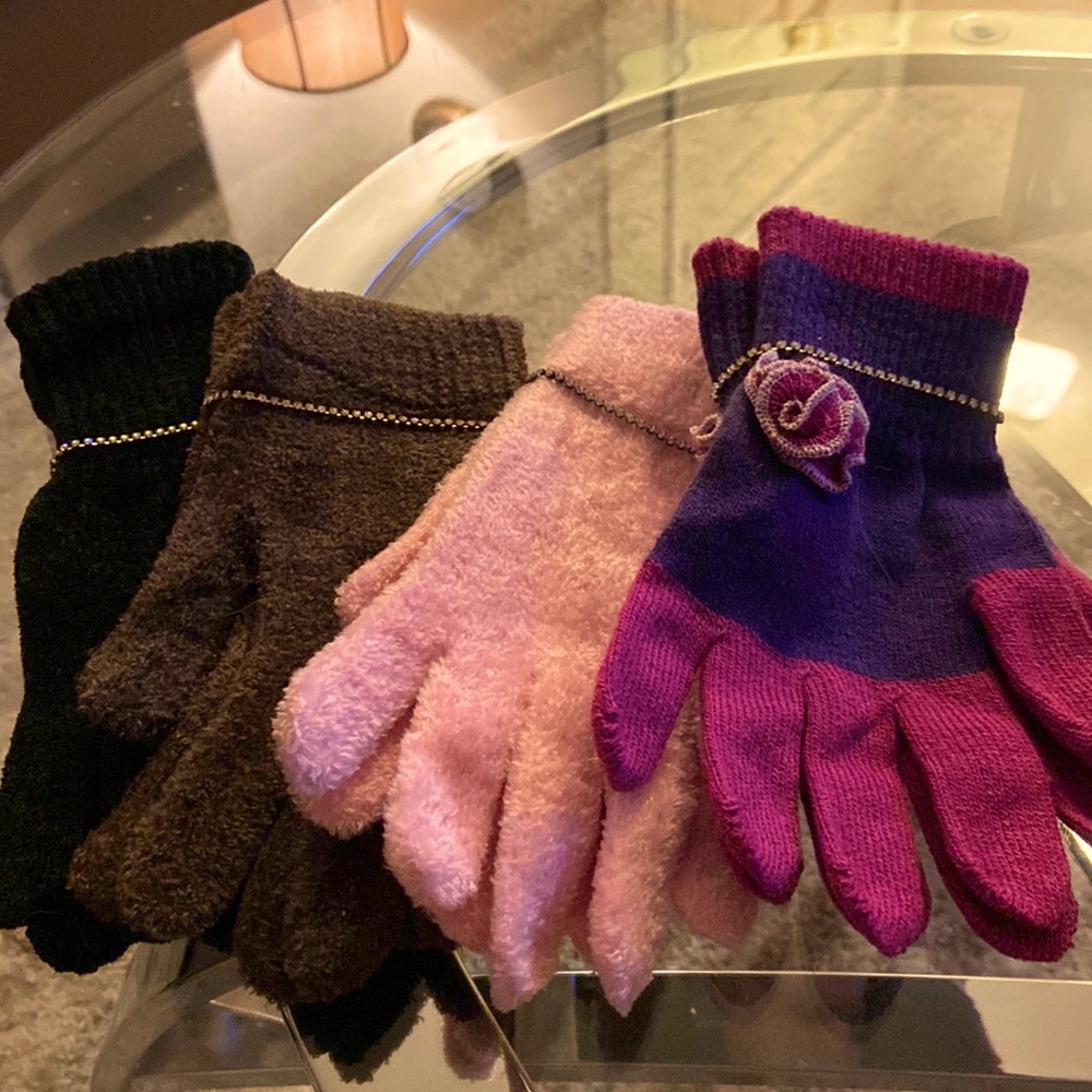 4 PAIRS OF WOMENS GLOVES WITH DETACHABLE RHINESTONE BRACELET